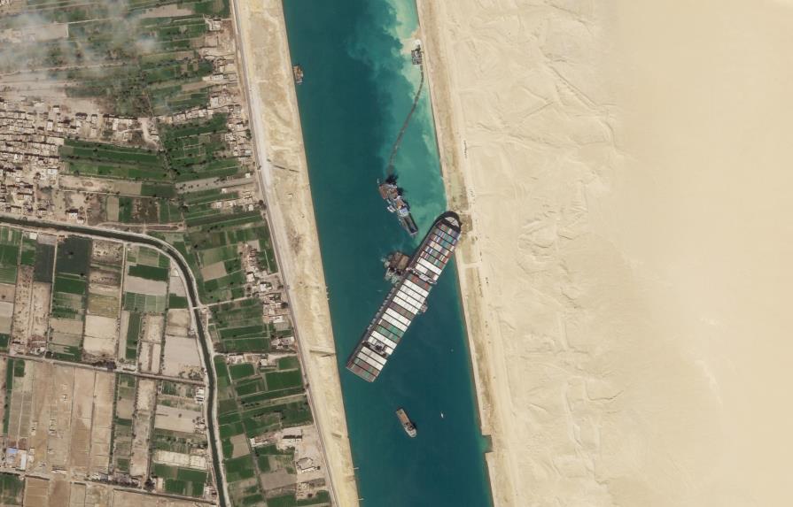 Reflotan parte del Ever Given, que sigue varado en Suez