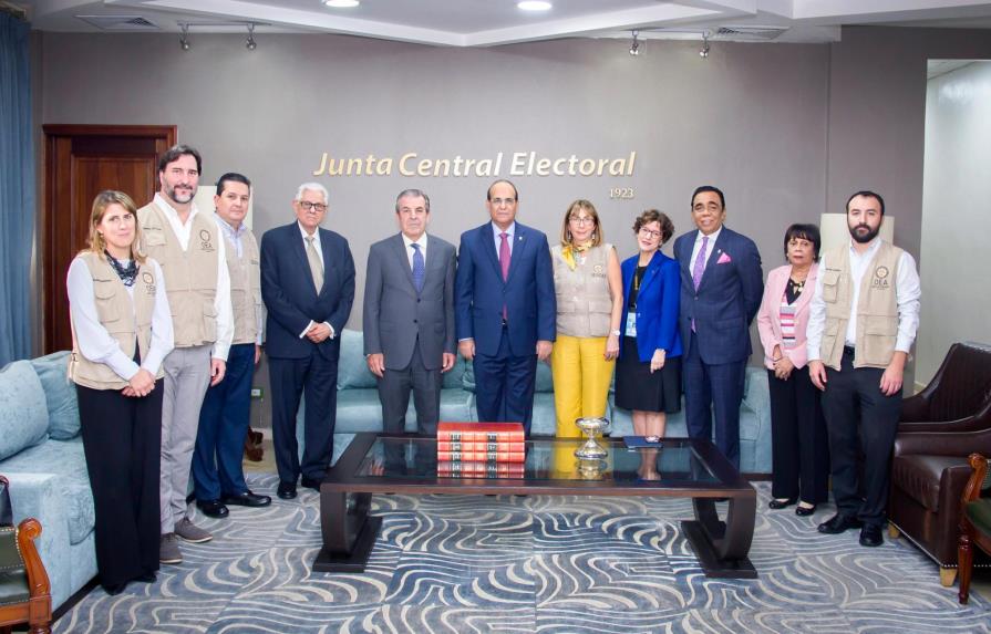 Observadores electorales de OEA se reúnen con la JCE 