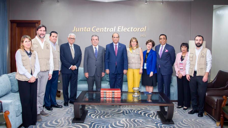 Observadores electorales de OEA se reúnen con la JCE Observadores electorales de OEA se reúnen con la JCE