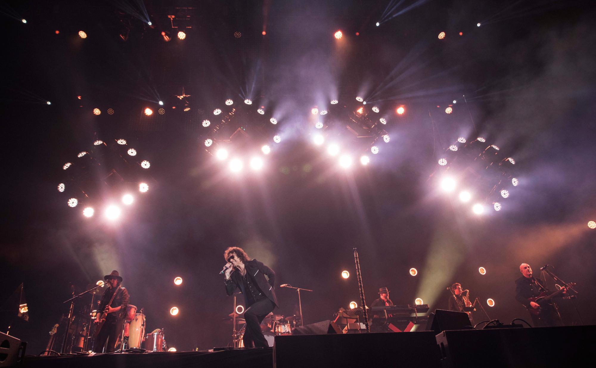 En imagen del domingo 17 de marzo de 2019, el cantante Enrique Bunbury se presenta en el festival de música Vive Latino en Ciudad de México . El festival de dos días es uno de los más importantes y más longevos de México.