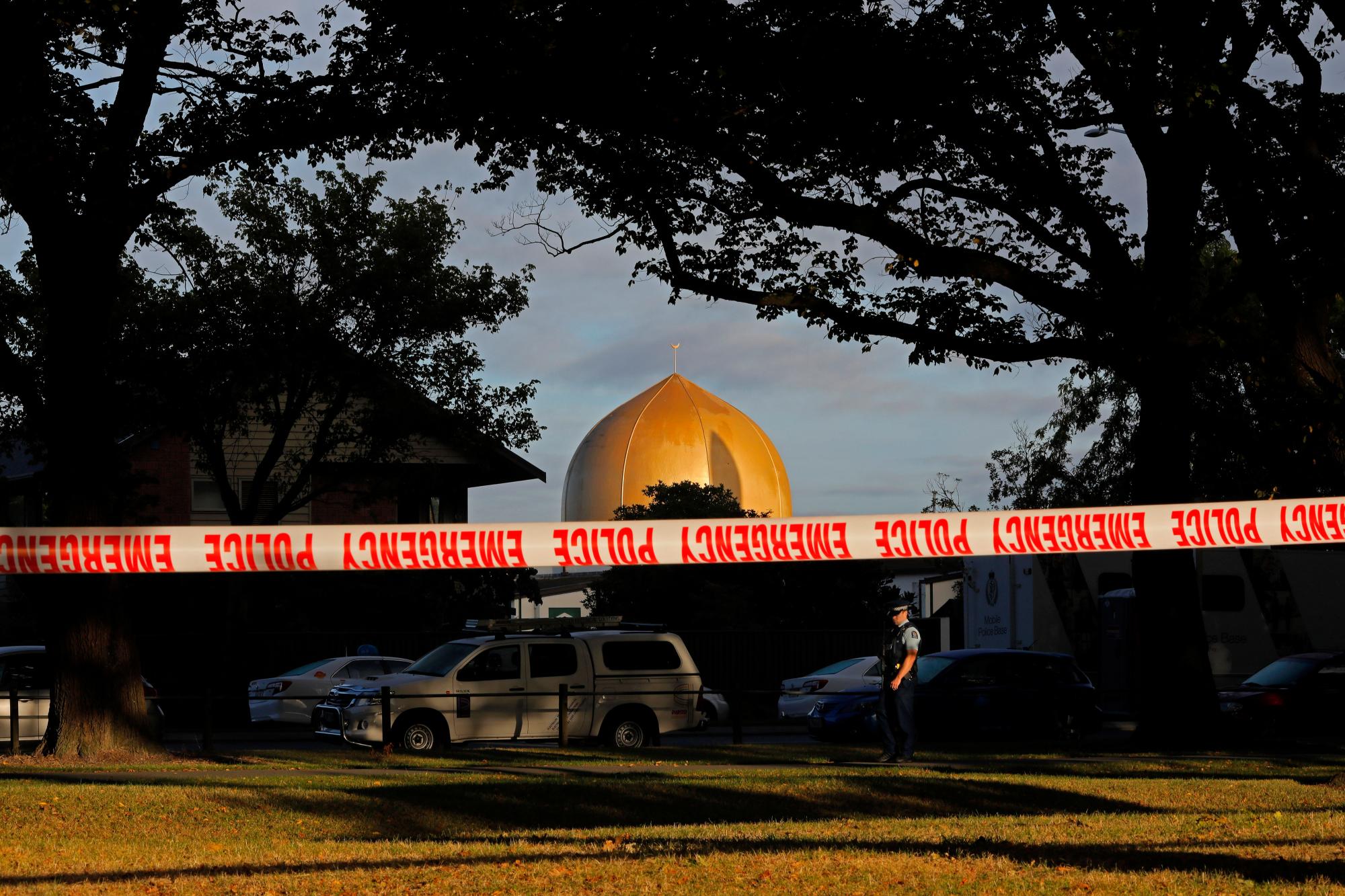 Un oficial de policía de guardia frente a la Mezquita Masjid al Noor en Christchurch, Nueva Zelanda, el domingo 17 de marzo de 2019, donde ocurrió uno de los dos tiroteos masivos.