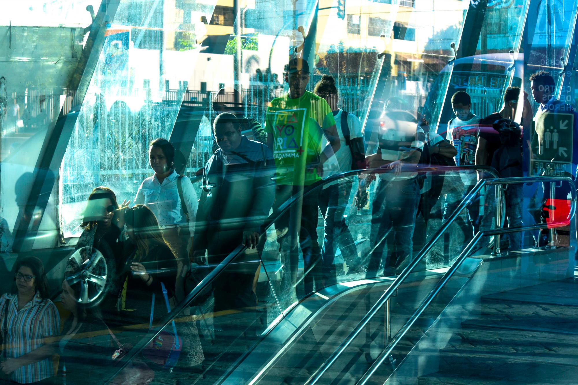Usuarios del Metro de Santo Domingo bajan por una escalera eléctrica en la estación Centro de los Héroes, sector La Feria en el Distrito Nacional. Domingo 17 de marzo de 2019.