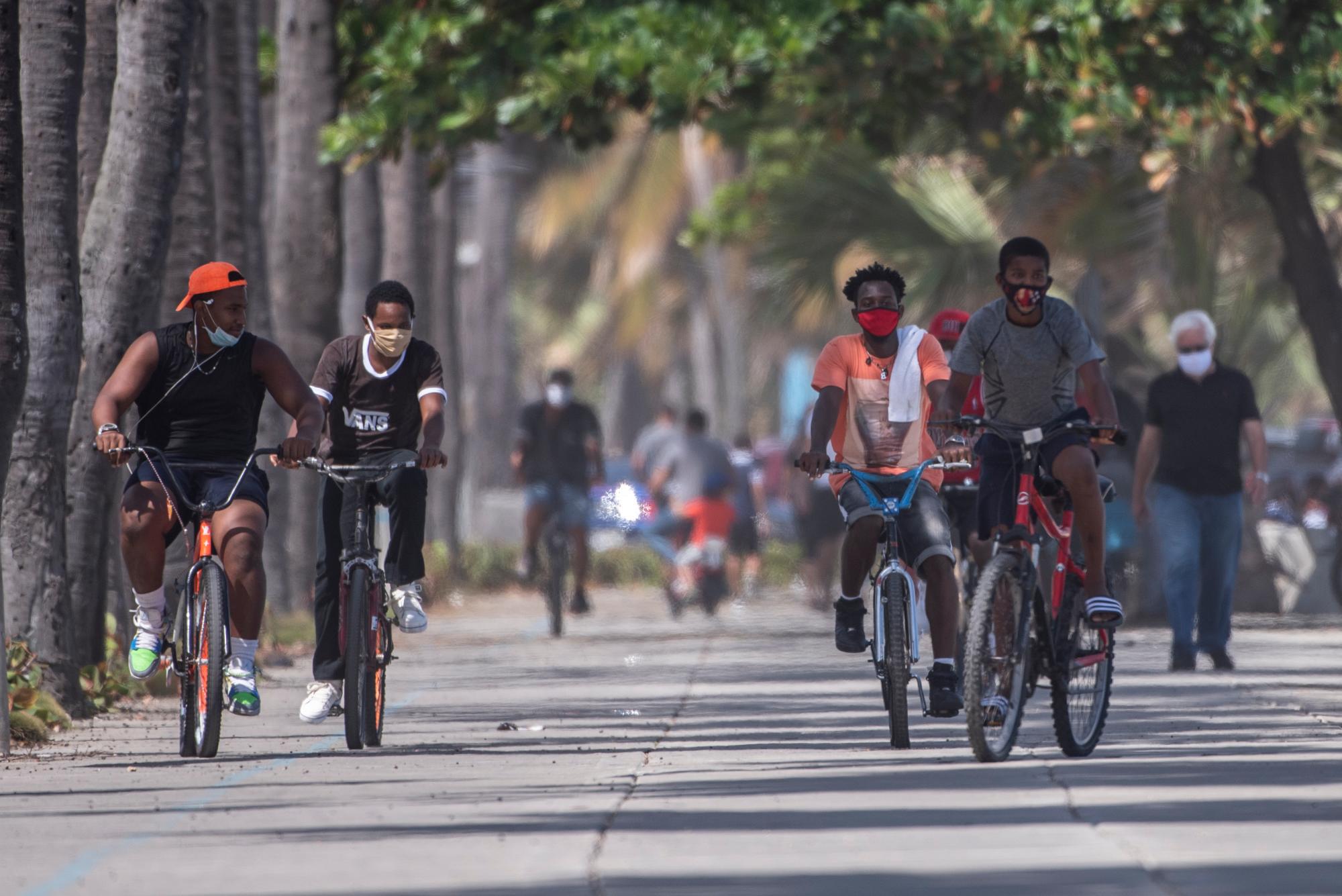 Montar bicicletas es unas de las prácticas que no ha parado en el Malecón