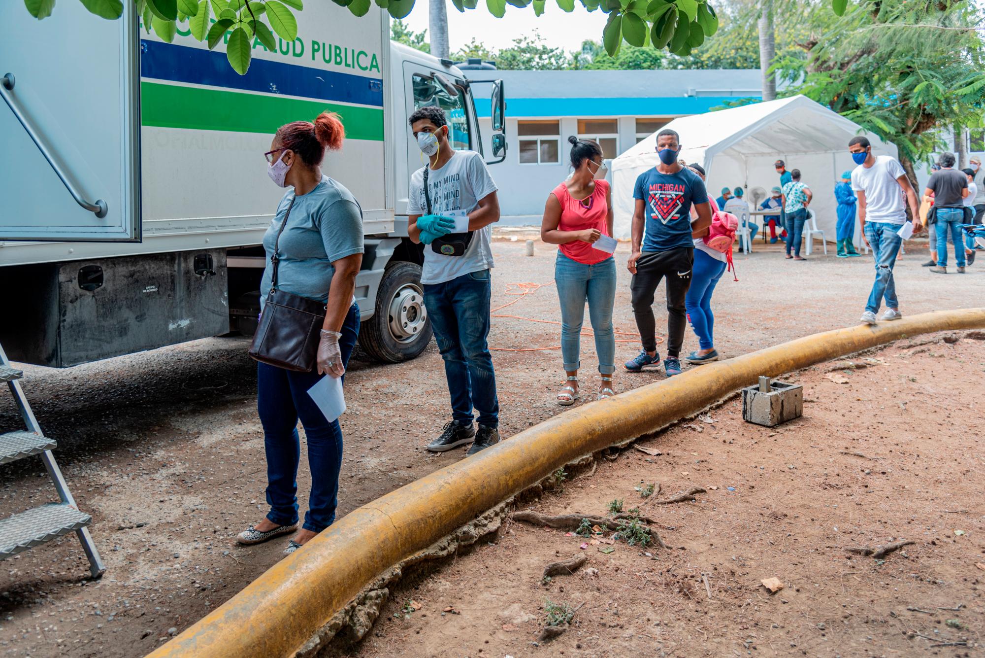 Las personas realizan filas mientras esperan su turno para la prueba rápida.