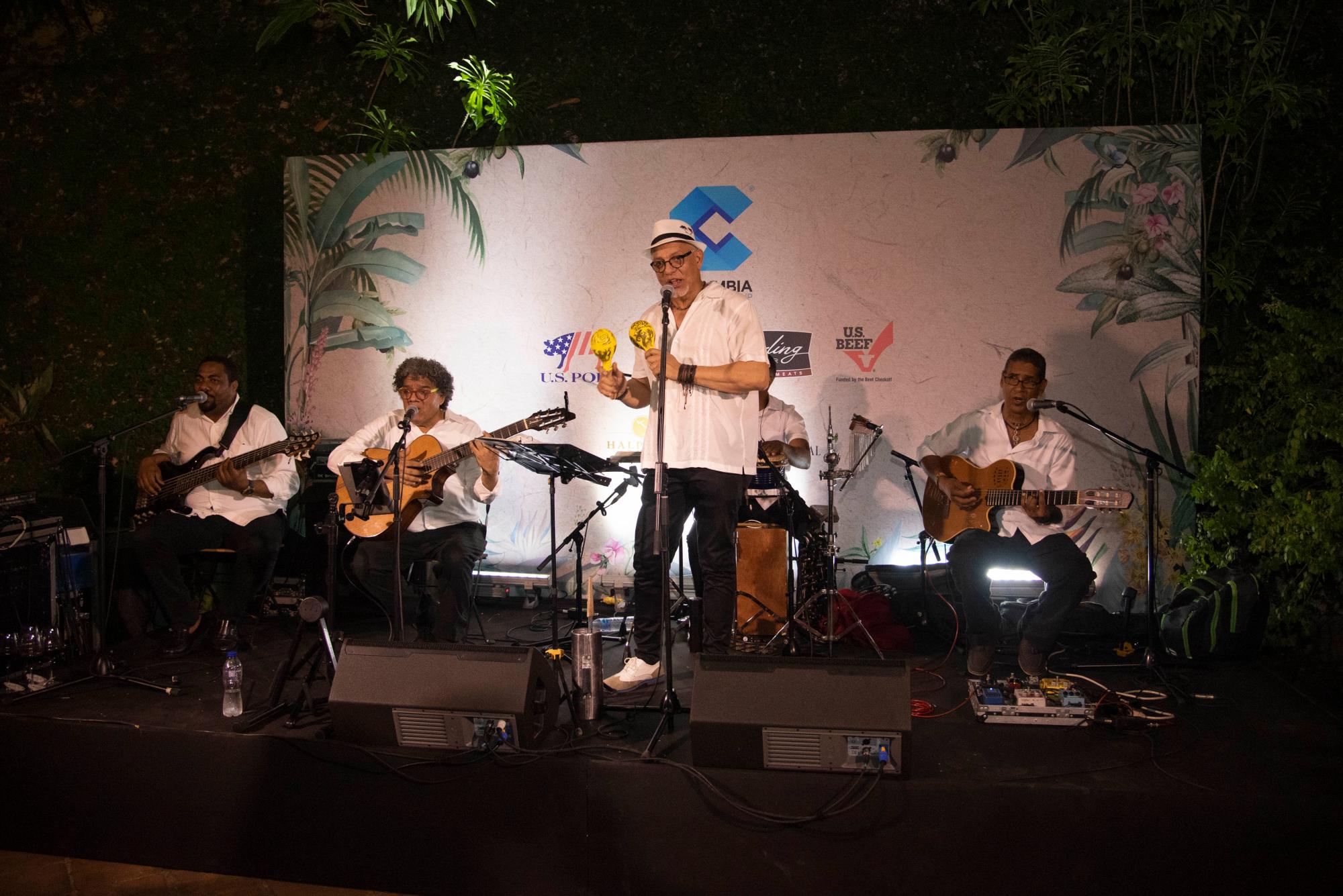 Los invitados bailaron a ritmo de son cubano, merengue y fusiones de soul tropical.