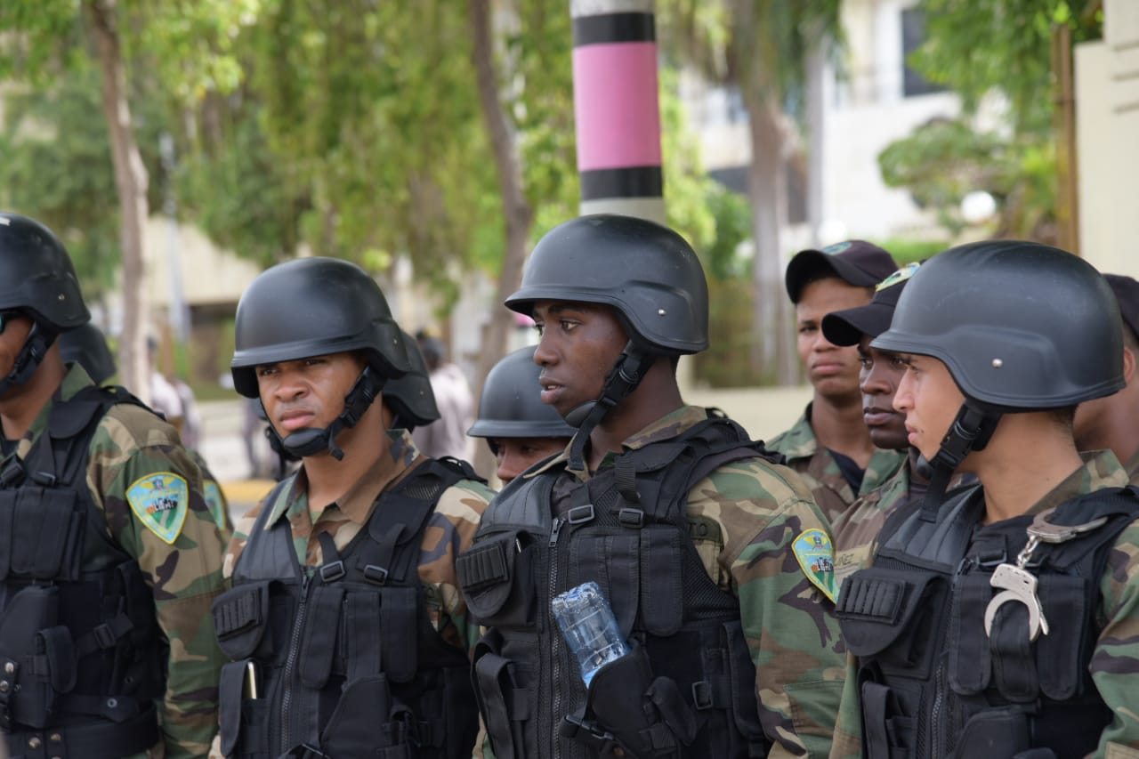 Miembros del Ejército de República Dominicana en atención.