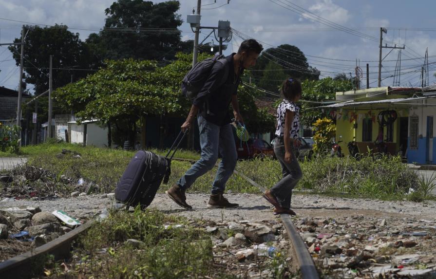 Crece caravana de migrantes y vuelve a caminar en sur México