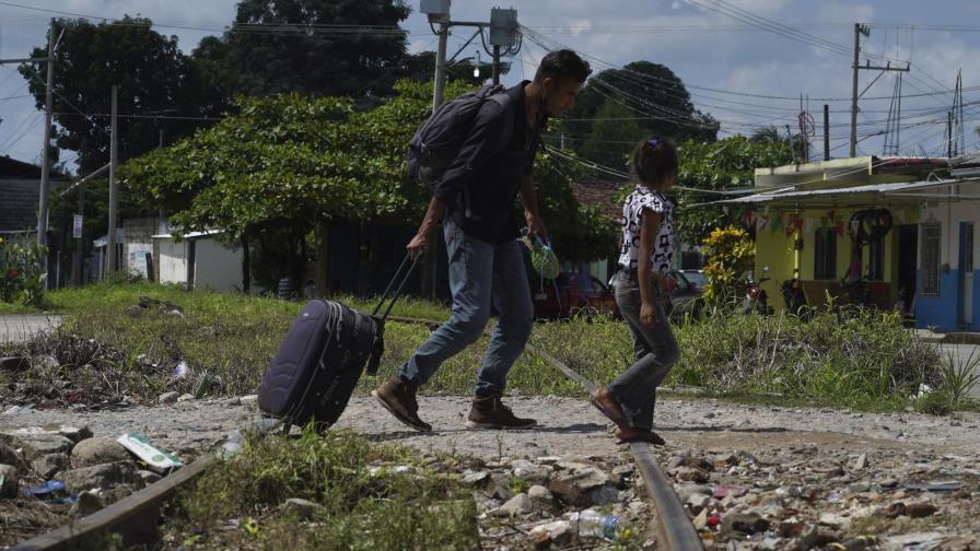 Crece caravana de migrantes y vuelve a caminar en sur México