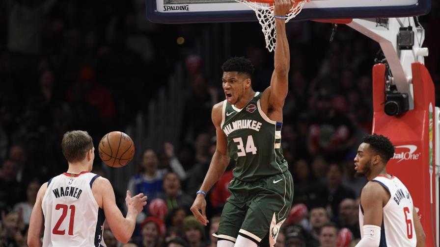 Middleton guía a Bucks a triunfo en tiempo extra Middleton guía a Bucks a triunfo en tiempo extra