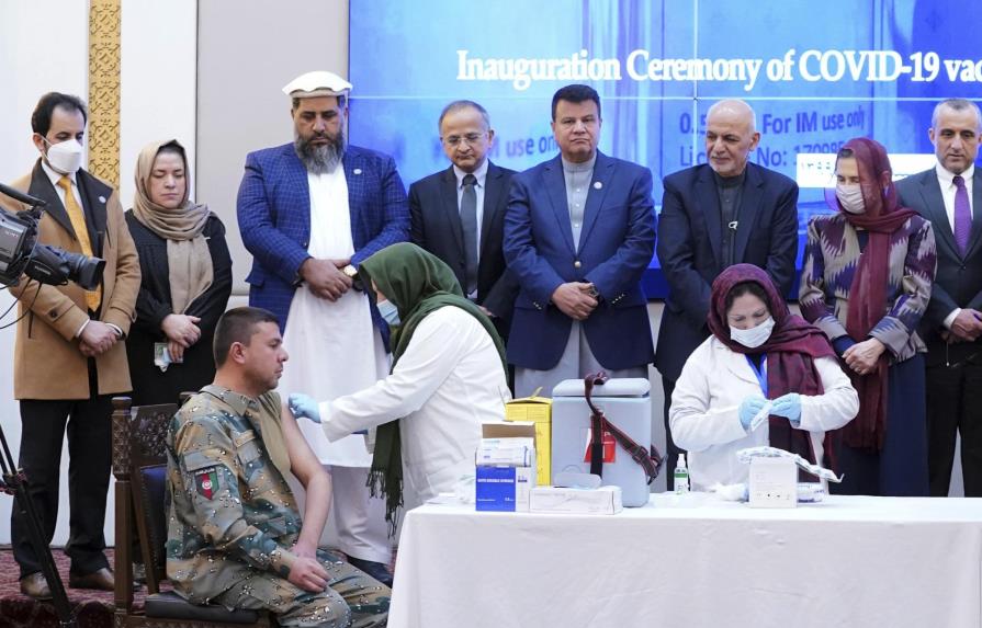 Afganistán inicia campaña de vacunación contra coronavirus