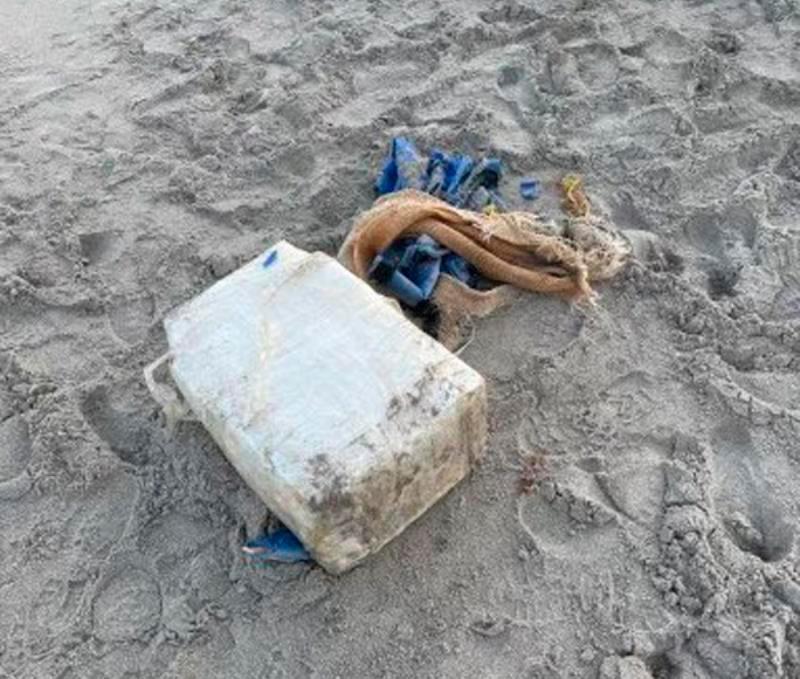 Bañista encuentra un paquete de 30 kilos de cocaína en una playa de Florida