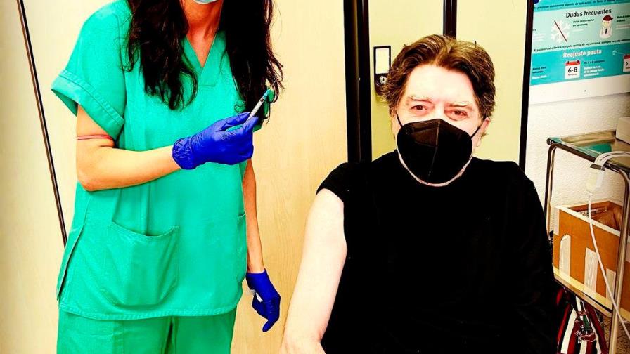 Joaquín Sabina recibe la segunda dosis de la vacuna contra la Covid-19