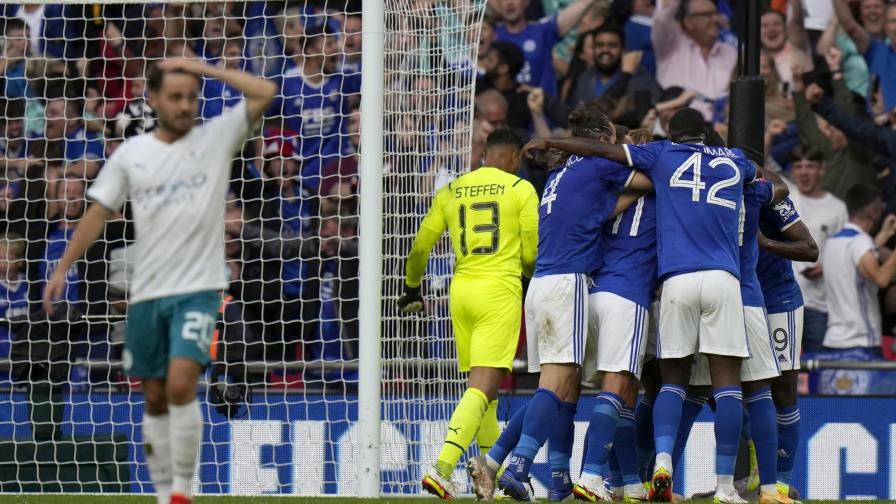 Con penal tardío, Leicester vence a City en Community Shield