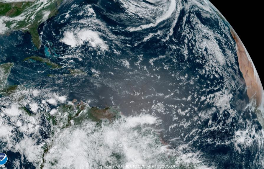Sistema nuboso en el océano Atlántico, cerca de convertirse en ciclón