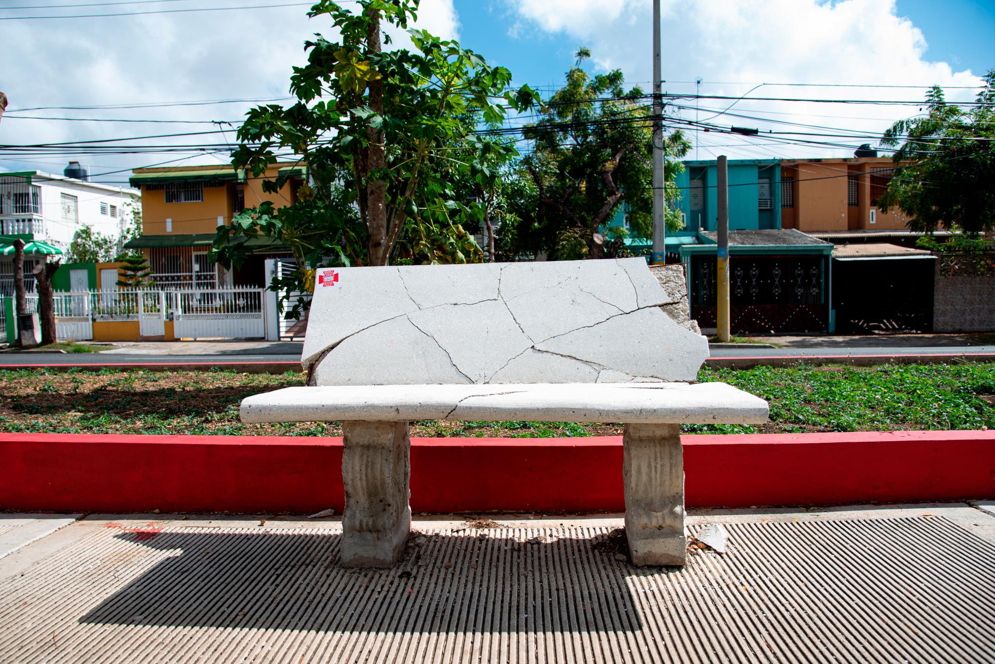 Uno de los bancos destruidos.