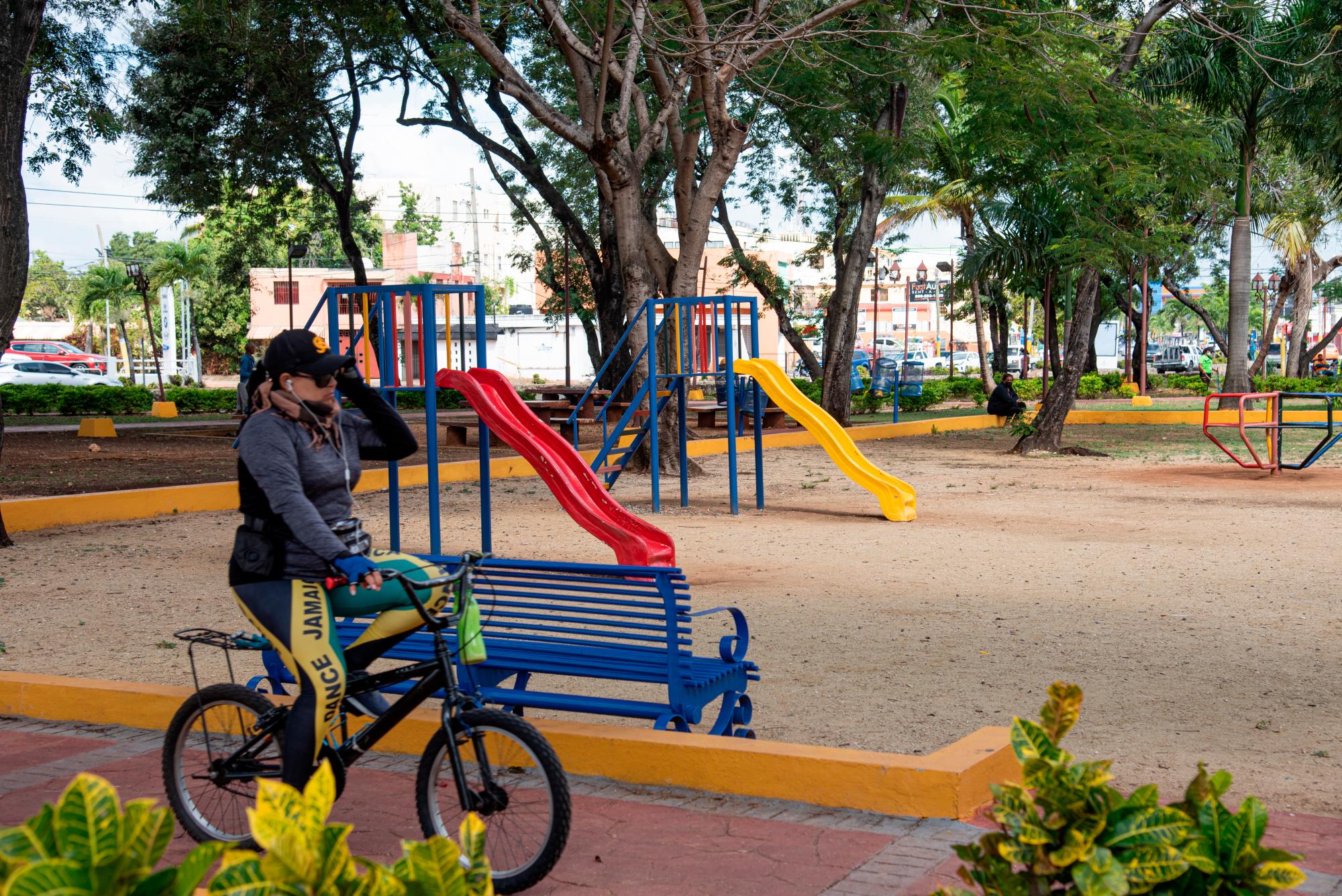 La gente disfruta el centro de integración familiar.