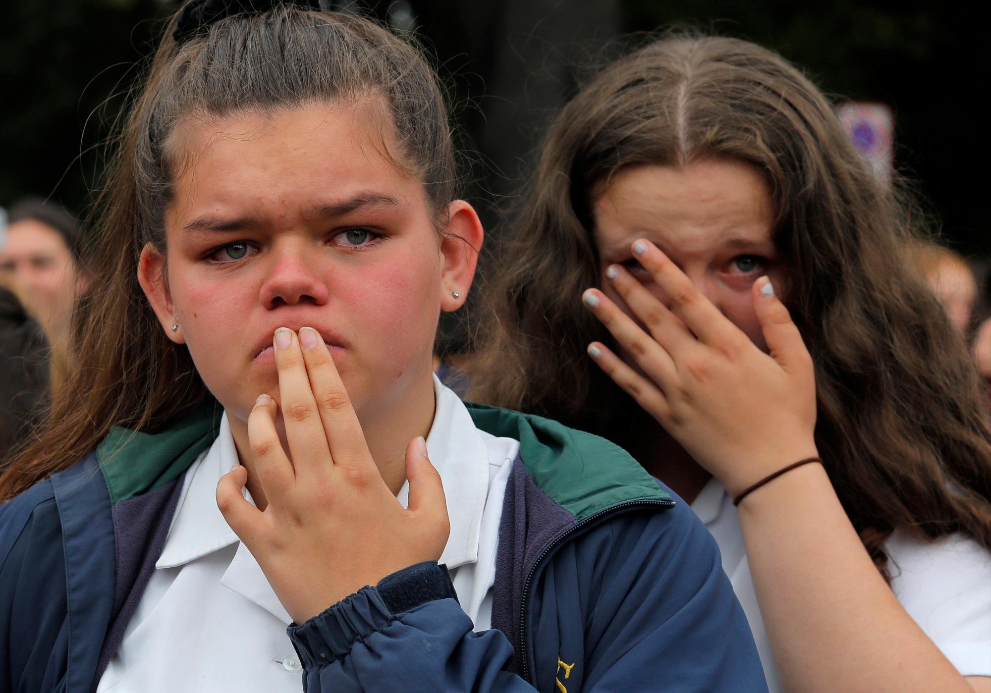 Los estudiantes reaccionan mientras se reúnen para una vigilia para conmemorar a las víctimas de los tiroteos, fuera de la mezquita de al Noor en Christchurch, Nueva Zelanda, el lunes 18 de marzo de 2019. 