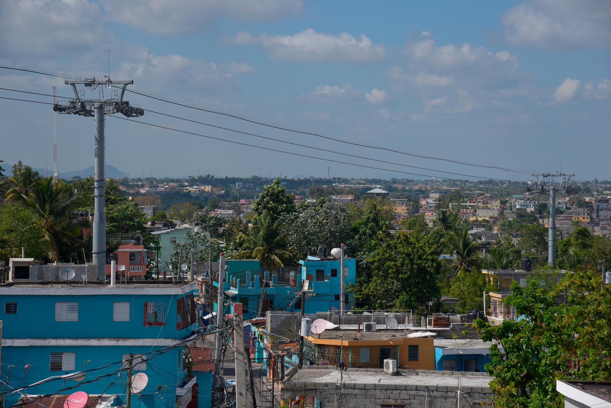 En esta imagen del lunes 18 de marzo de 2019, se observan los cables sin cabinas del Teleférico de Santo Domingo. La OPRET lleva a cabo un mantenimiento programado a este sistema de transporte.