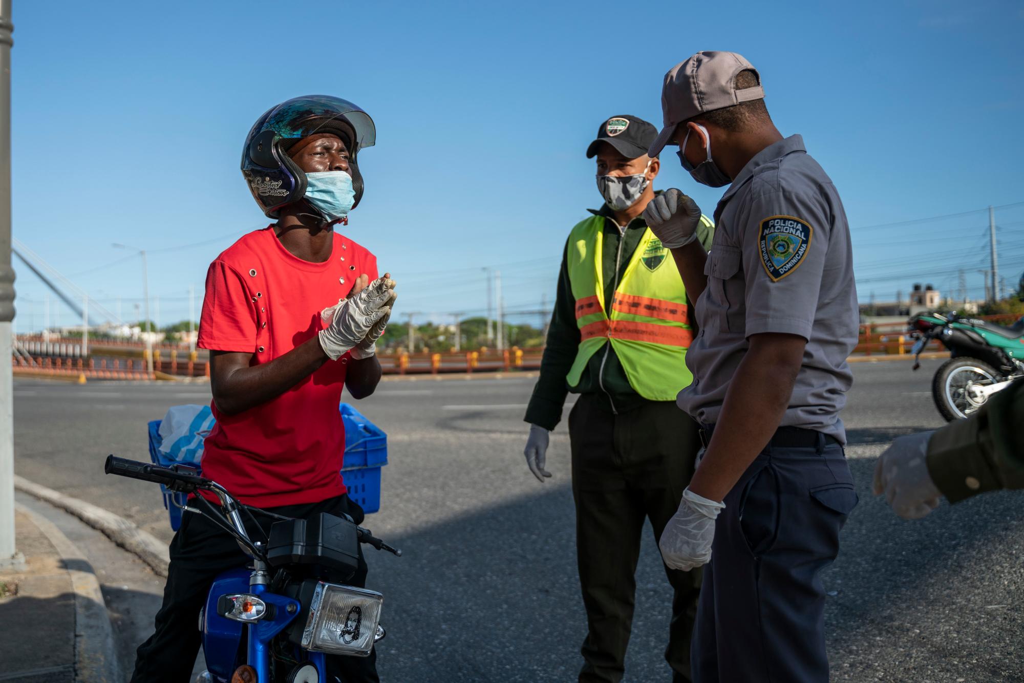 Delivery detenido por incumplir el toque de queda.