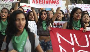 Mujeres marchan contra feminicidios y violaciones en Perú