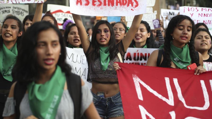 Mujeres marchan contra feminicidios y violaciones en Perú