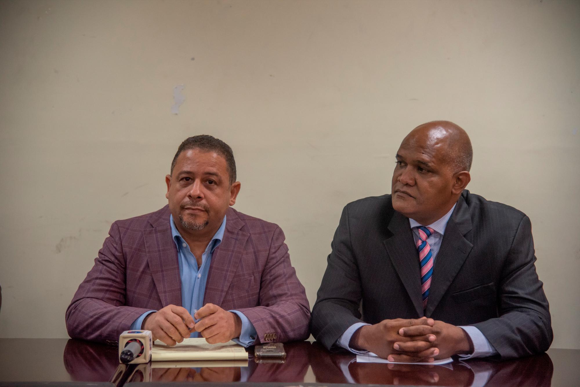 Roberto González y Edward Caraballo, secretario general del consejo de regidores y Edward Caraballo, asistente técnico del ayuntamiento.