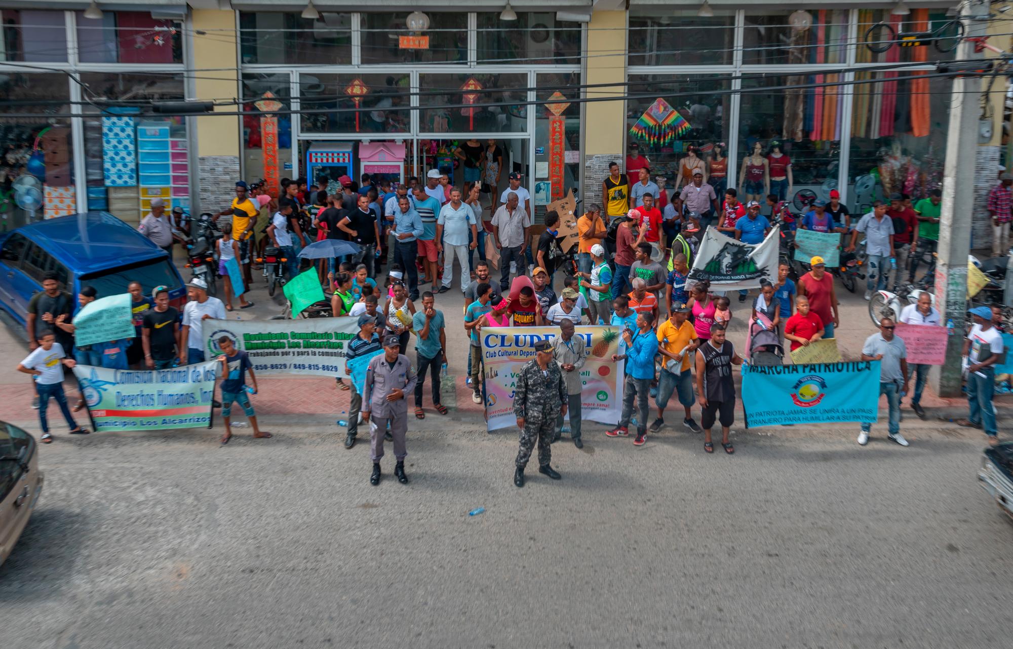 Manifestantes frentes al ayuntamiento. 