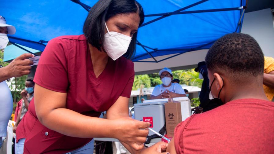 Autoridades de salud estiman vacunar dos mil personas diarias en Monte Plata