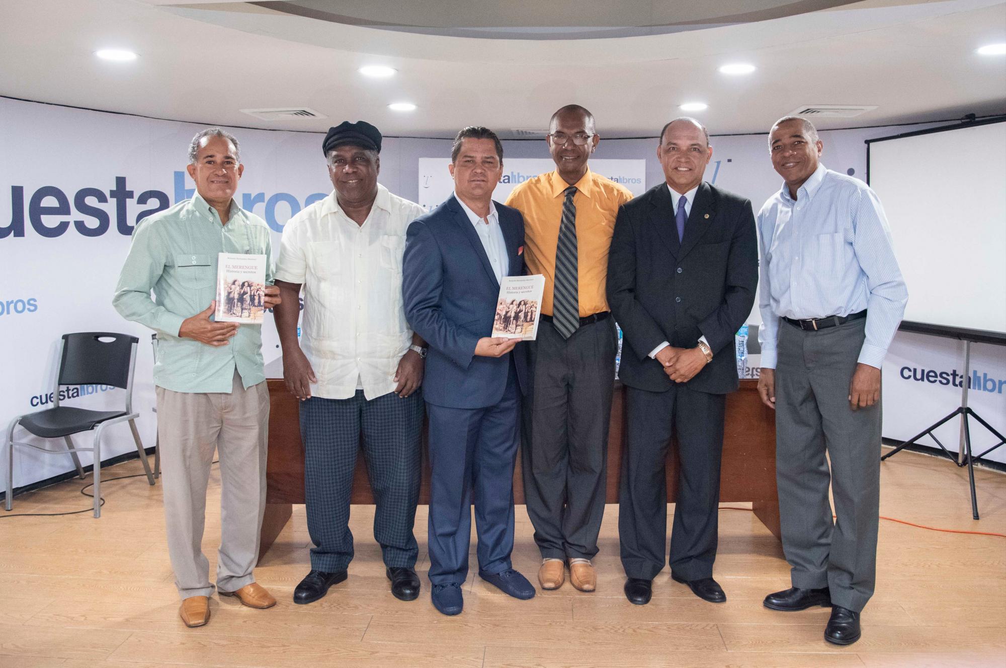Isael Pérez, presidente de la Editorial Santuario, el escritor Manuel Núñez, Rolando Hernández Martínez, autor de la obra, Leonardo R. Martínez, editor, el periodista Maguá Moquete Paredes y el compositor Mario Díaz durante la puesta en circulación en Librería Cuesta.