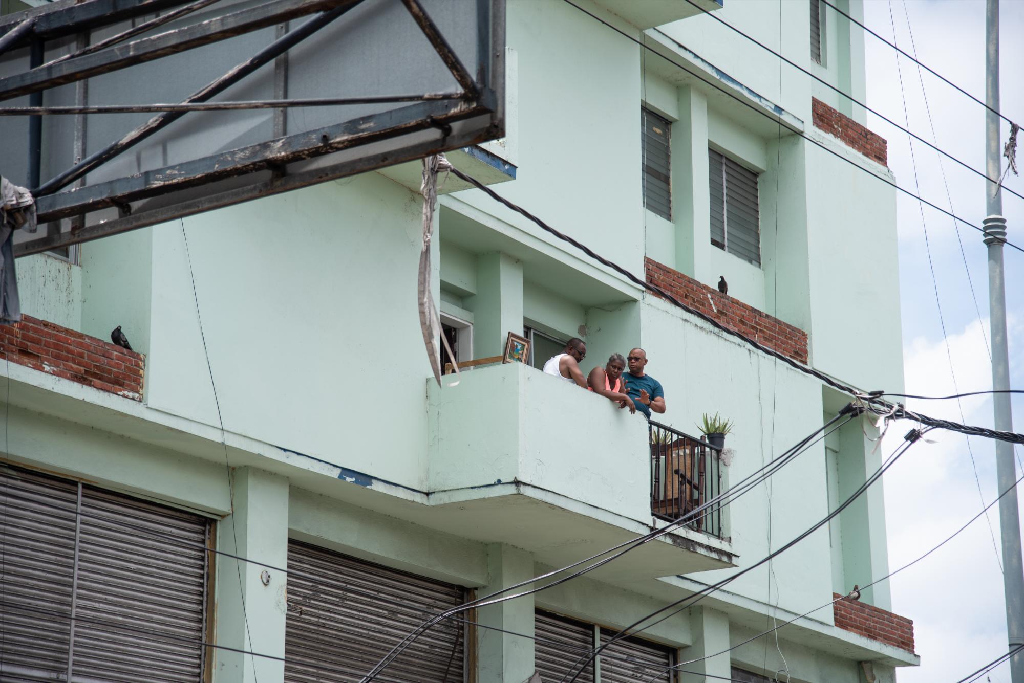 Vecinos del sector observan el inicio de las obras que prometen traer un poco orden en un sector arrabalizado por el comercio informal (Foto: Dania Acevedo / Diario Libre)