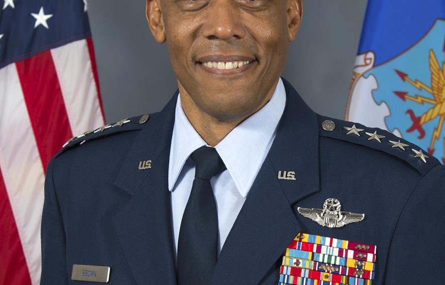El Senado de EEUU confirma al primer jefe negro de una rama militar