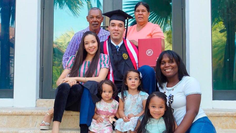 Pelotero Ubaldo Jiménez se gradúa con honores en universidad en Florida