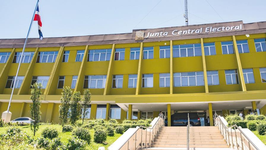 Representantes de partidos políticos están reunidos a puerta cerrada con Pleno de la JCE