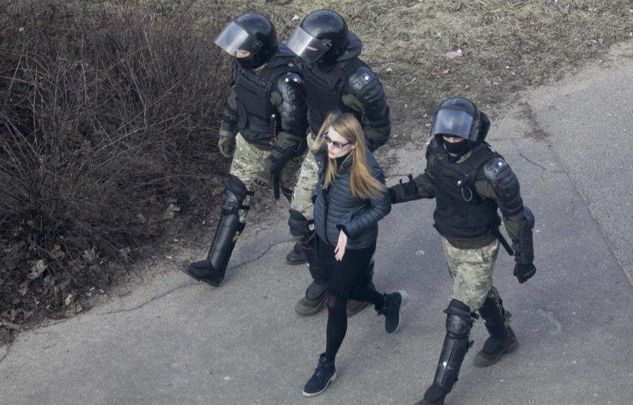 Bielorrusia: Policía detiene a más de 100 manifestantes