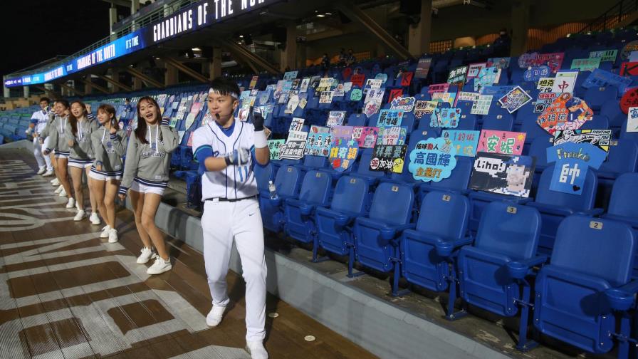 Béisbol prosigue y entusiasma en Taiwán, con parques vacíos Béisbol prosigue y entusiasma en Taiwán, con parques vacíos