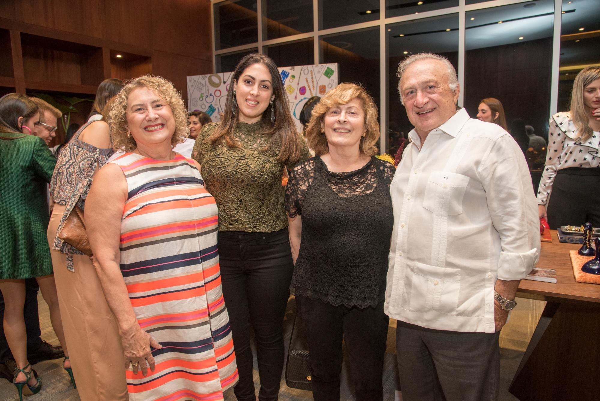 Rosario Bonarelli de Varela, María Luisa Juárez, María Bonarelli y Peppino Bonarelli.