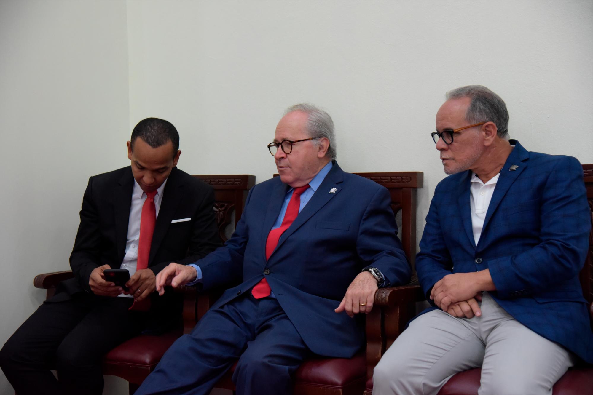 Al centro el presidente del parlamento municipal, a su izquierda el vicepresidente y al extremo el dominicano portavoz de la mayoría.