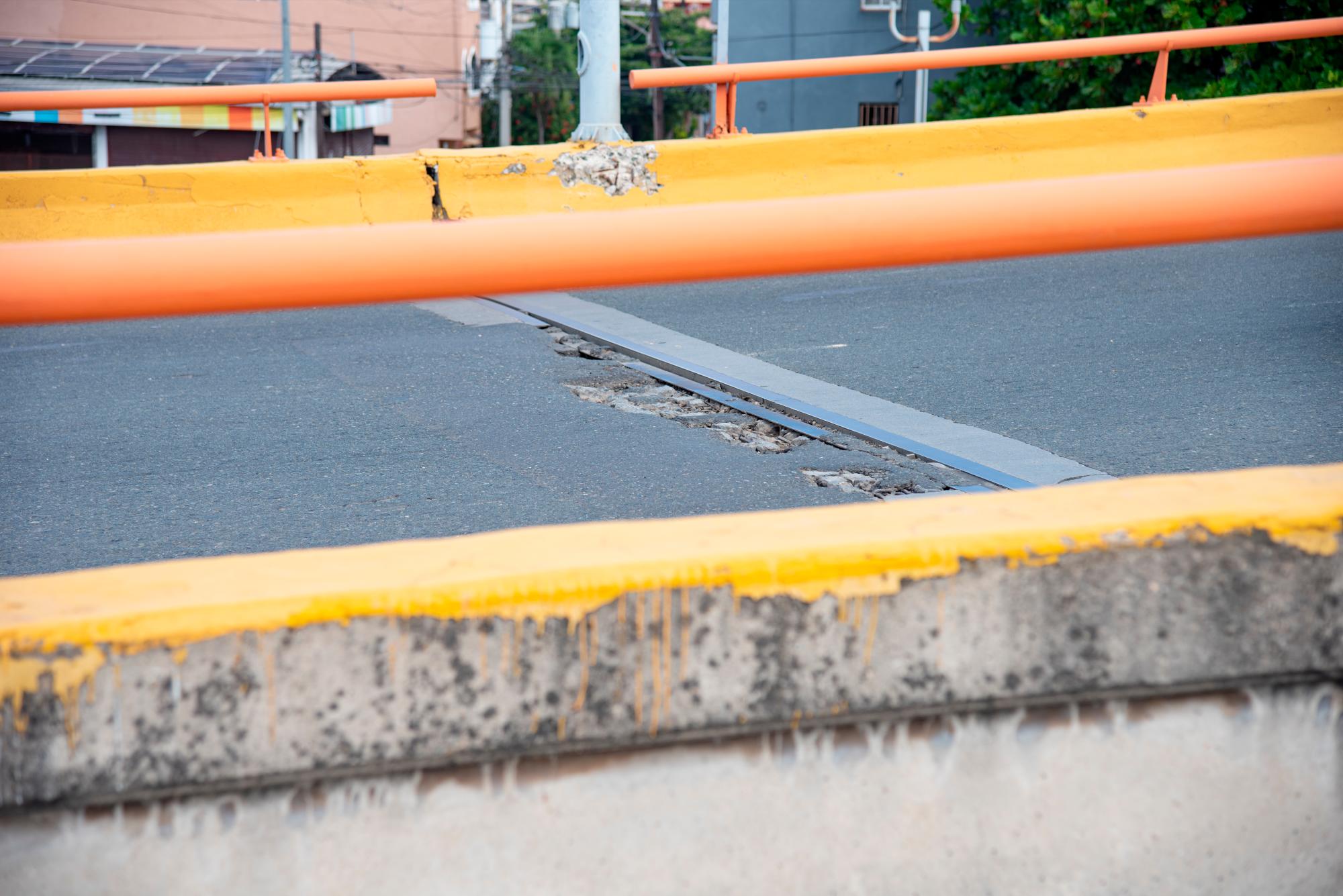 El carril contrario  está en igual condiciones de deterioros que el intervenido.