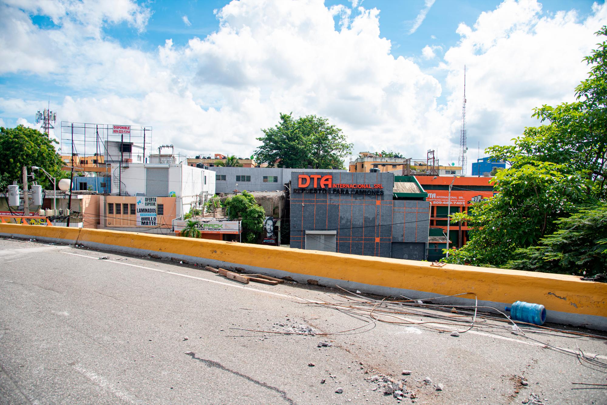 Este tramo del puente no tiene baranda de protección para los vehículos.