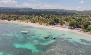 Dan primer palazo para la reconstrucción de plaza de vendedores y acceso a playa Las Galeras