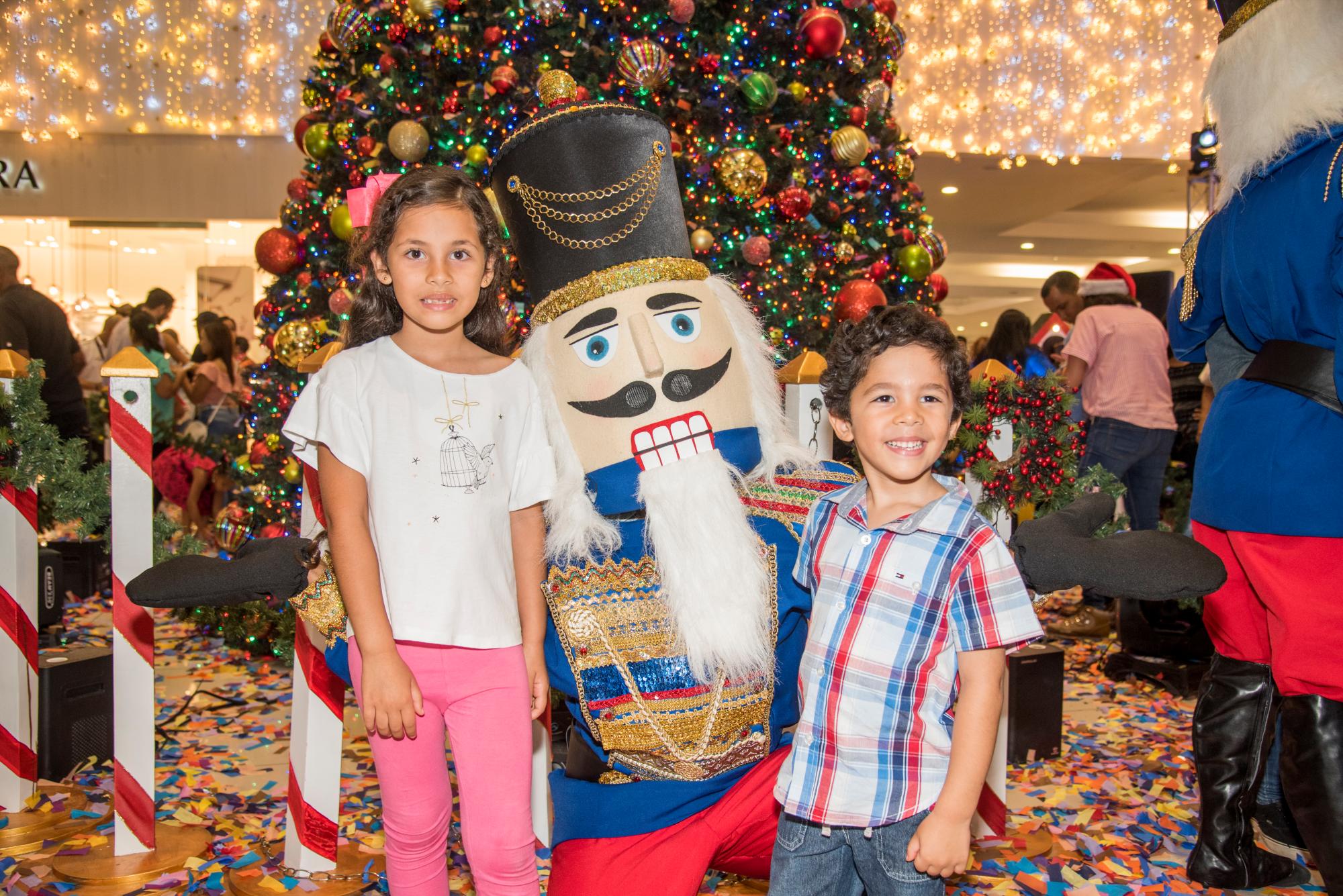 Helena y Fernando Enrique Joa, junto a el personaje del cascanueces.