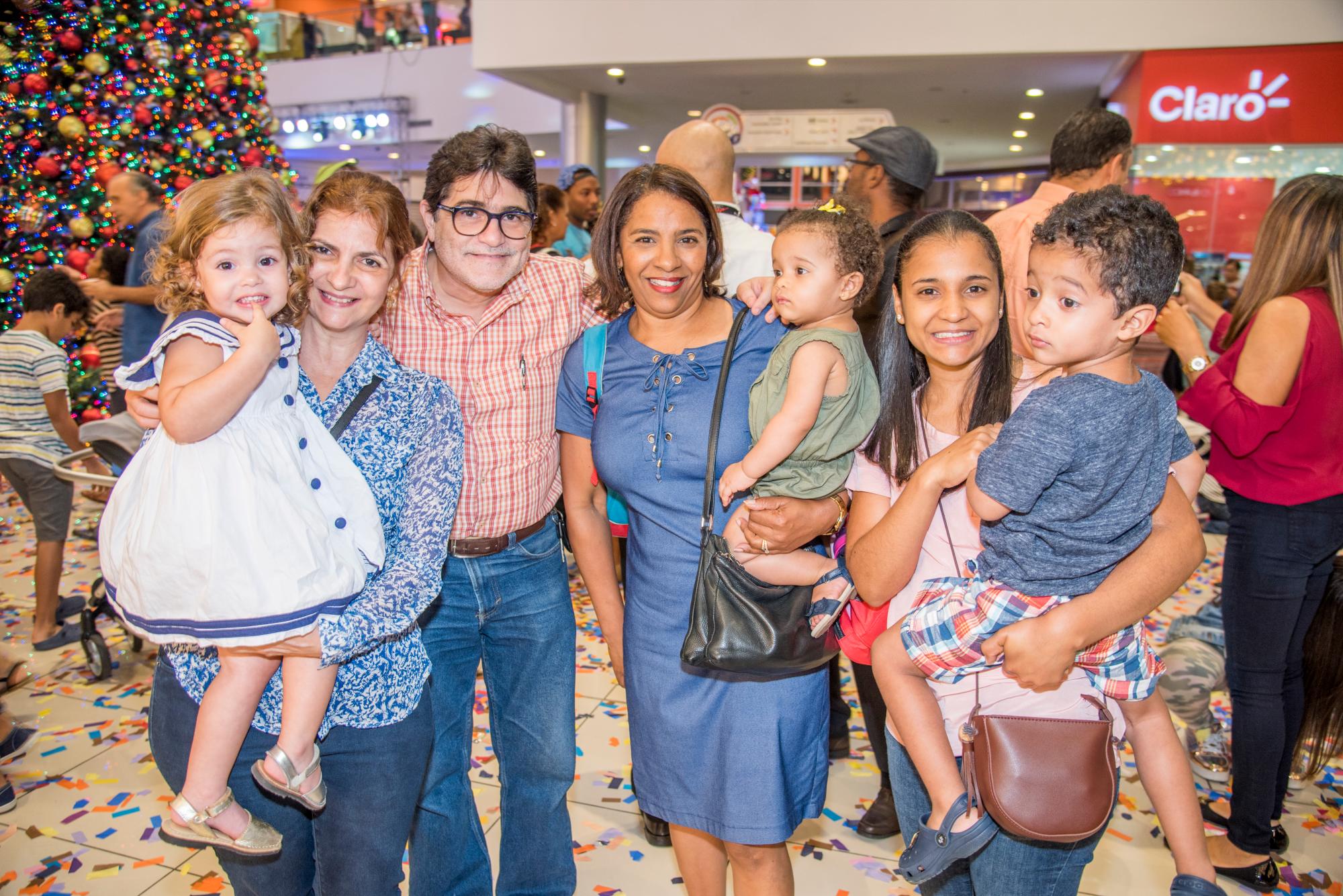  Loretta, Trinidad Gutiérrez, Tony Padrón, Mercedes González, Zoe Mateo, Lisbeth Caraballo y Julio Mateo.