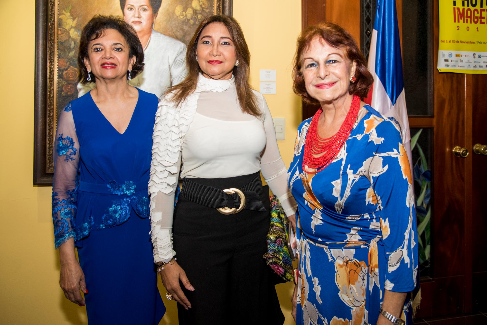 Emma Valois Vidal, Victoria Rolffot de Yepez y María Cristina de Farías.