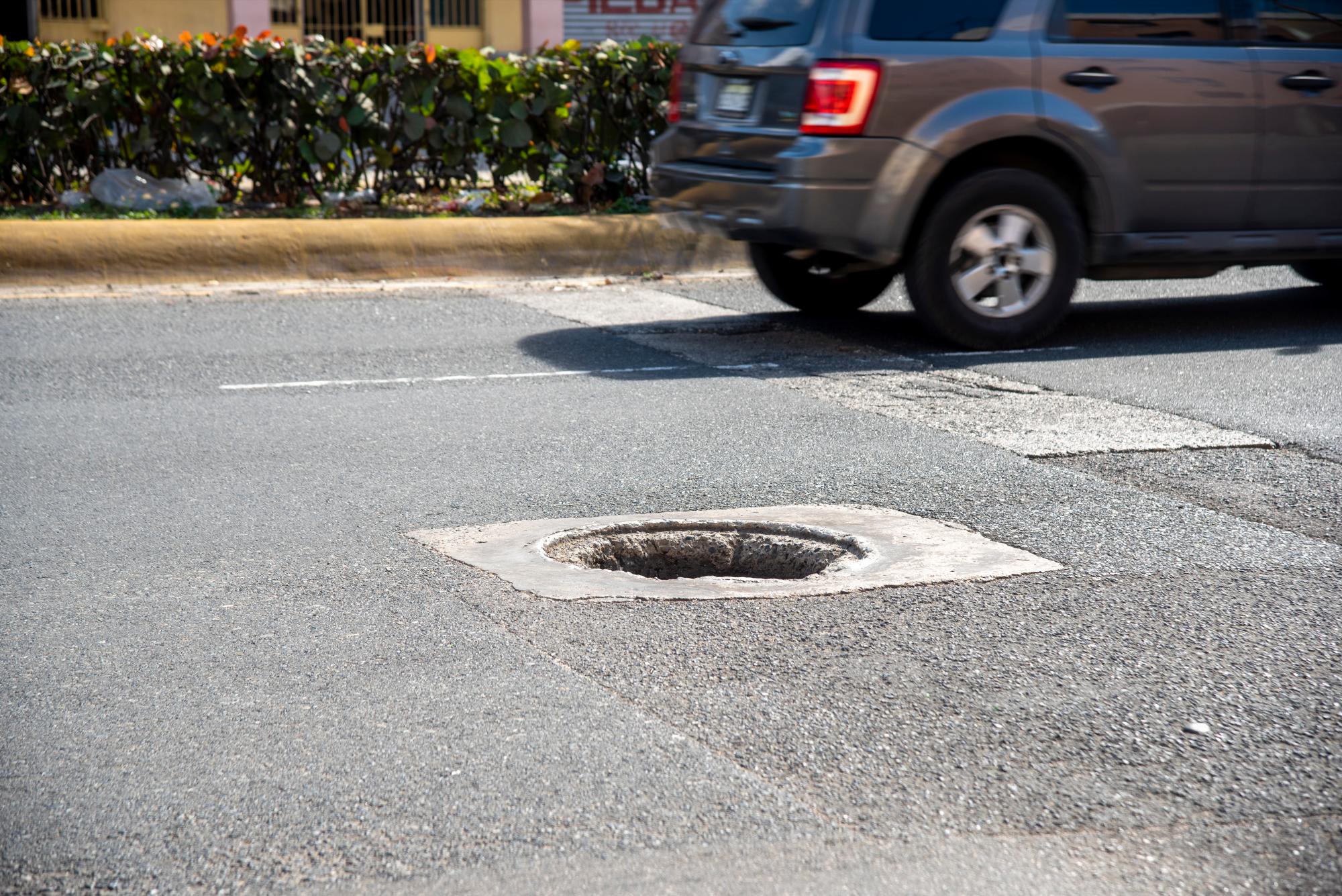 Abundan los imbornales sin tapa.