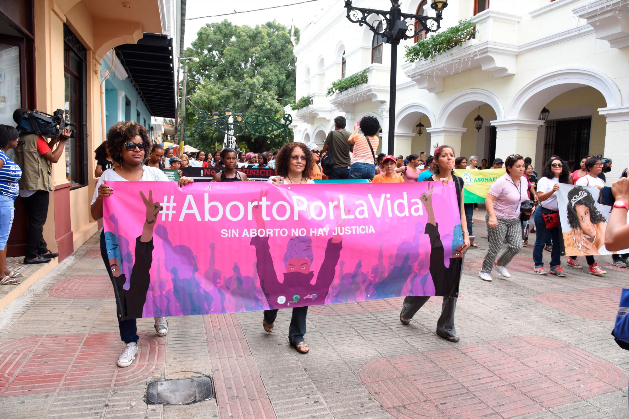 Personas participando en la Caminata por la Vida, la Salud y la Dignidad de las mujeres dominicanas para exigir la despenalización del aborto en tres causales