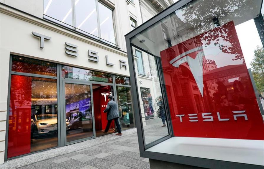 Tesla acusa a la emergente Rivian de robar empleados y secretos tecnológicos