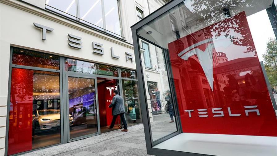 Tesla acusa a la emergente Rivian de robar empleados y secretos tecnológicos