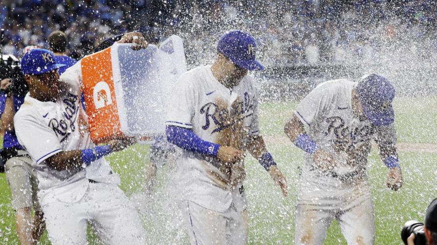 López impulsa 4; Reales aplastan a Orioles