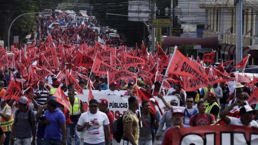 Obreros panameños marchan en demanda de empleos Obreros panameños marchan en demanda de empleos