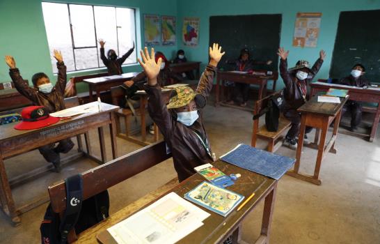 Pequeños aymaras vuelven a clases protegidos contra COVID